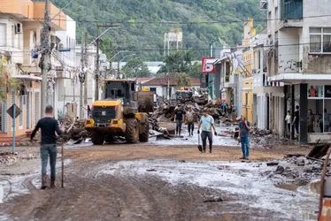 Imagem ilustrativa da imagem Sul está em alerta para tempestades, e número de desaparecidos no RS sobe para 10