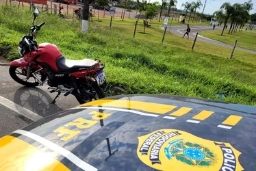 Imagem ilustrativa da imagem Suspeito é preso e moto clonada é apreendida em ação da PRF