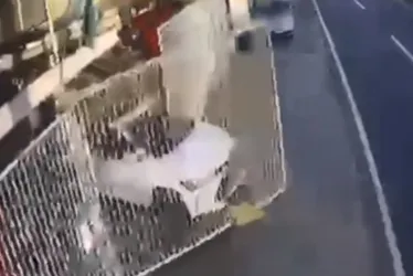 Imagem ilustrativa da imagem Suspeito usa carro roubado para derrubar portão e fugir em Linhares