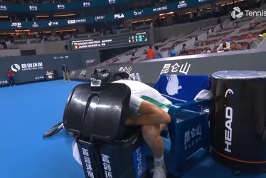 Imagem ilustrativa da imagem Tenista vomita em lixeira durante jogo, mas vence e avança no ATP de Pequim