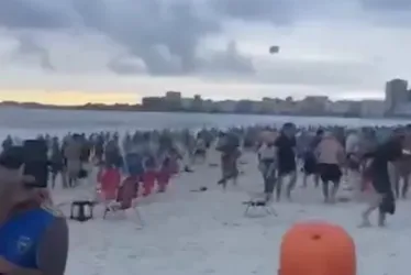 Imagem ilustrativa da imagem Torcedores do Fluminense e Boca Juniors brigam na praia de Copacanaba