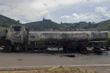 Imagem ilustrativa da imagem Trânsito na BR-262 é liberado após acidente com incêndio de carretas