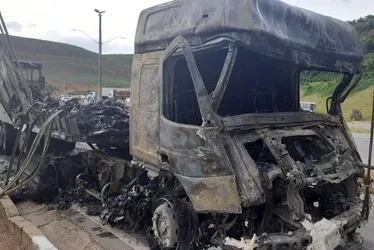Imagem ilustrativa da imagem Trânsito na BR-262 é liberado após acidente com incêndio de carretas