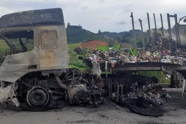 Imagem ilustrativa da imagem Trânsito na BR-262 é liberado após acidente com incêndio de carretas