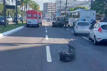 Imagem ilustrativa da imagem Três feridos em acidente com capotamento na avenida Fernando Ferrari