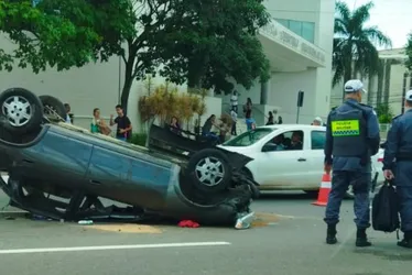 Imagem ilustrativa da imagem Três feridos em acidente com capotamento na avenida Fernando Ferrari