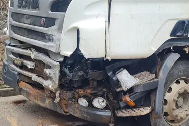 Imagem ilustrativa da imagem Três pessoas morrem em acidente entre carro e carreta na BR-259 no ES