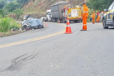 Imagem ilustrativa da imagem Três pessoas morrem em acidente entre carro e carreta na BR-259 no ES
