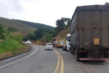 Imagem ilustrativa da imagem Três pessoas morrem em acidente entre carro e carreta na BR-259 no ES