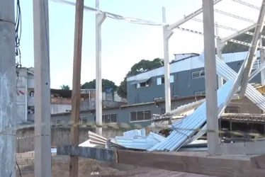 Imagem ilustrativa da imagem Três trabalhadores ficam feridos após teto de galpão ceder em Vila Velha