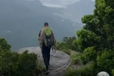 Imagem ilustrativa da imagem Turista registra momento em que guia é atingido por um raio no RJ