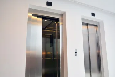 Imagem ilustrativa da imagem Turistas passam mal após ficarem quase 2h presos em elevador de hotel no CE