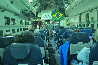 Imagem ilustrativa da imagem Último voo da primeira fase de resgate de brasileiros em Israel pousa no Rio