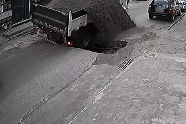 Imagem ilustrativa da imagem VÍDEO | Asfalto cede e caminhão fica preso em cratera em rua de Vila Velha
