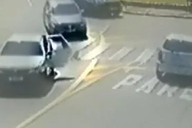 Imagem ilustrativa da imagem VÍDEO | Criança cai de carro em movimento em Vinhedo