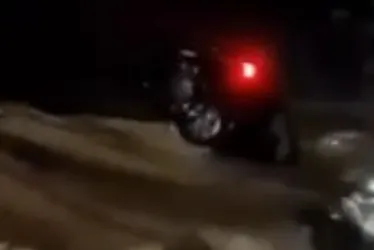 Imagem ilustrativa da imagem VÍDEO | Idosa cai com veículo em córrego e desaparece durante chuva em SP