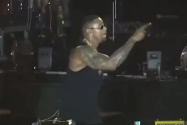 Imagem ilustrativa da imagem VÍDEO | Leo Santana perde a paciência e xinga "fã" durante show