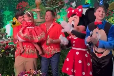 Imagem ilustrativa da imagem VÍDEO | Leonardo viraliza após oferecer bebida para Minnie na festa da neta