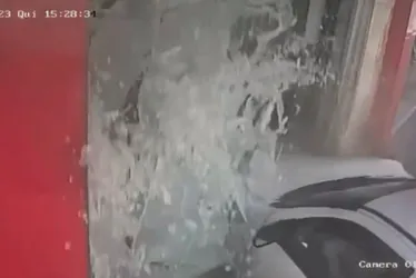 Imagem ilustrativa da imagem VÍDEO | Motorista perde controle de carro e invade loja na Vila Rubim