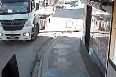 Imagem ilustrativa da imagem VÍDEO | Pneu de carreta estoura e derruba motociclista em Guaçuí