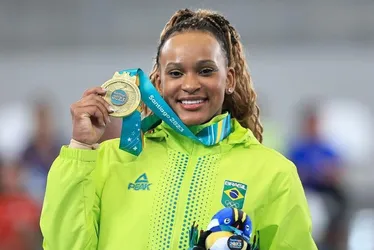 Imagem ilustrativa da imagem VÍDEO | Rebeca Andrade faz salto histórico e conquista ouro no Pan