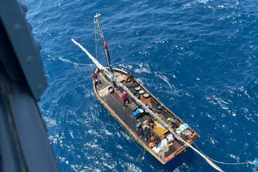 Imagem ilustrativa da imagem VÍDEO | Sete pescadores são resgatados após ficarem seis dias à deriva