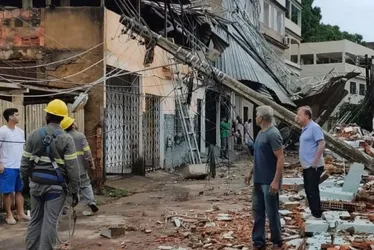 Imagem ilustrativa da imagem VÍDEOS | Temporal deixa casas destelhadas e causa prejuízos em Colatina