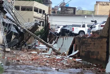 Imagem ilustrativa da imagem VÍDEOS | Temporal deixa casas destelhadas e causa prejuízos em Colatina