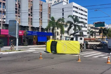 Imagem ilustrativa da imagem Van capota após ser atingida por carro em cruzamento próximo à Terceira Ponte