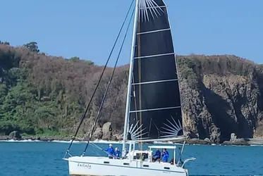 Imagem ilustrativa da imagem Veleiro pernambucano "capota" em alto mar e tripulação precisa ser resgatada