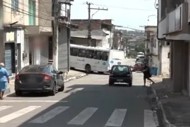 Imagem ilustrativa da imagem Vendedora é agredida pelo namorado e desmaia em briga por conta de decote de blusa