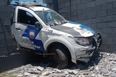 Imagem ilustrativa da imagem Viatura sofre acidente e quebra muro de supermercado durante perseguição no ES