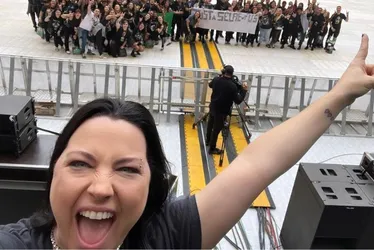 Imagem ilustrativa da imagem Vocalista do Evanescence é flagrada andando de ônibus urbano em São Paulo