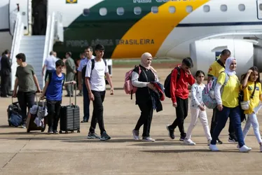 Imagem ilustrativa da imagem Voo com brasileiros repatriados da Cisjordânia pousa em Brasília