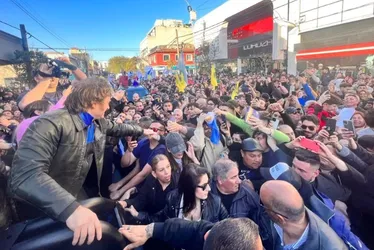 Imagem ilustrativa da imagem Voto de Milei tem confusão, bate-boca com jornalista e parabéns na Argentina