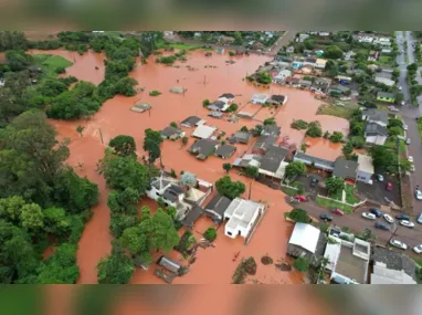 Os bombeiros foram acionados por volta de 10h30 para resgatar pessoas que estavam se afogando na praia de Ipanema. Dois adultos foram resgatados e receberam atendimento, mas um jovem de 16 anos desapareceu