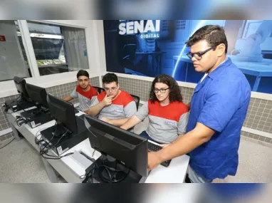 A universitária Anna Meneguz e a prima Isabel Meneguz provaram um novo drinque e suco em bar de Vitória