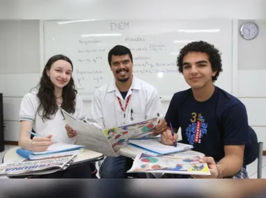 Professor Armstrong Lopes com os alunos Caio, Pedro, Fernando, Helena e Luana: laboratório de Física