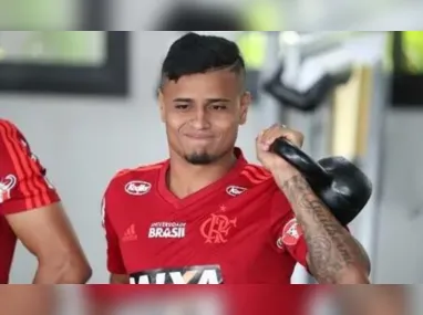 Imagem ilustrativa da imagem Jogador ex-Flamengo é acusado de assediar mulher em piscina