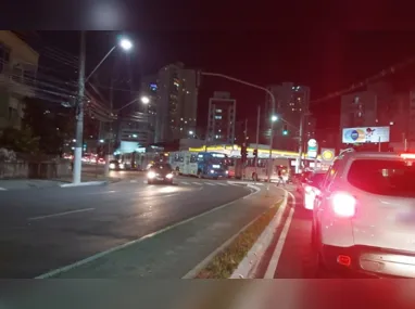 Imagem ilustrativa da imagem Motoristas enfrentam lentidão no trânsito em Vitória na noite desta quinta-feira