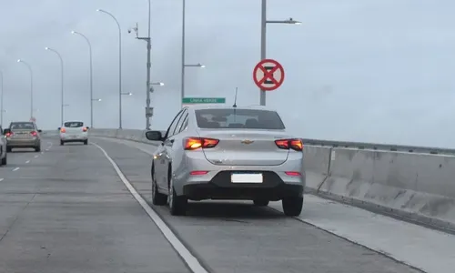 
          Imagem ilustrativa da imagem 400 carros flagrados por dia na faixa de ônibus da Terceira Ponte
          