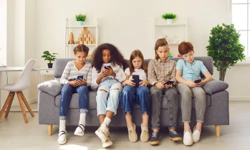 
          Imagem ilustrativa da imagem 54,8% das crianças e dos adolescentes de 10 a 13 anos têm celular no Brasil
          