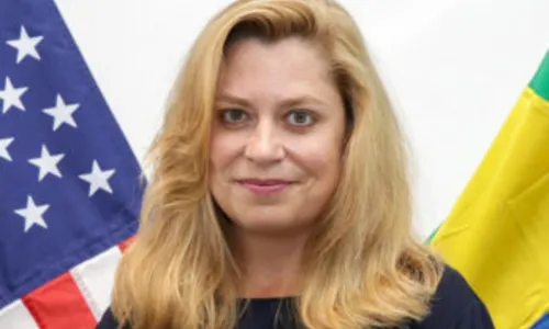 
          Imagem ilustrativa da imagem A cônsul e o Oriente Médio
          