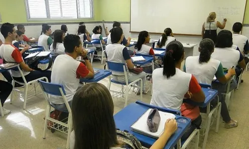 
          Imagem ilustrativa da imagem Abono e reajuste no salário de professores
          