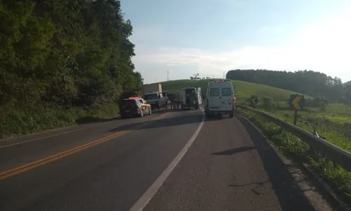 
          Imagem ilustrativa da imagem Acidente com carro de passeio e caminhões interdita BR-101
          