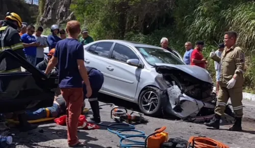 
          Imagem ilustrativa da imagem Acidente entre Caruaru e Agrestina envolve 4 veículos e deixa um morto
          