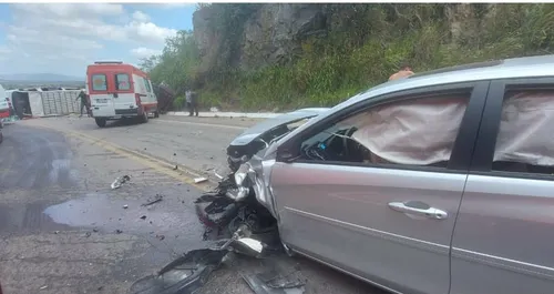 
          Imagem ilustrativa da imagem Acidente entre Caruaru e Agrestina envolve 4 veículos e deixa um morto
          