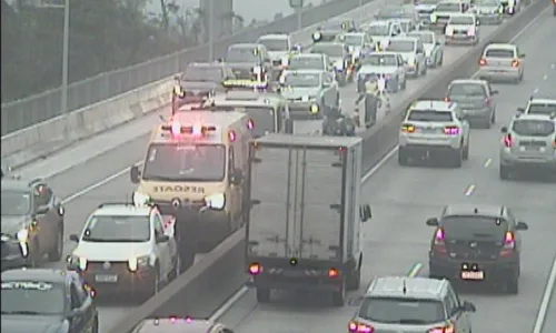 
          Imagem ilustrativa da imagem Acidente envolvendo dois carros e uma moto interdita pista da Terceira Ponte
          