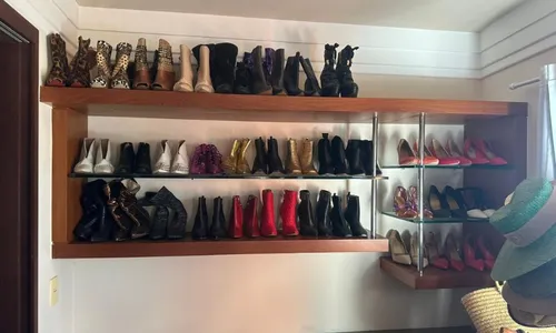 
          Imagem ilustrativa da imagem Acusada de golpes é presa com coleções em mansão
          