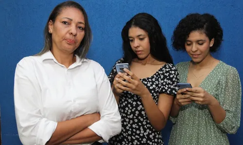 
          Imagem ilustrativa da imagem Adolescentes olham celulares mais de 100 vezes por dia
          